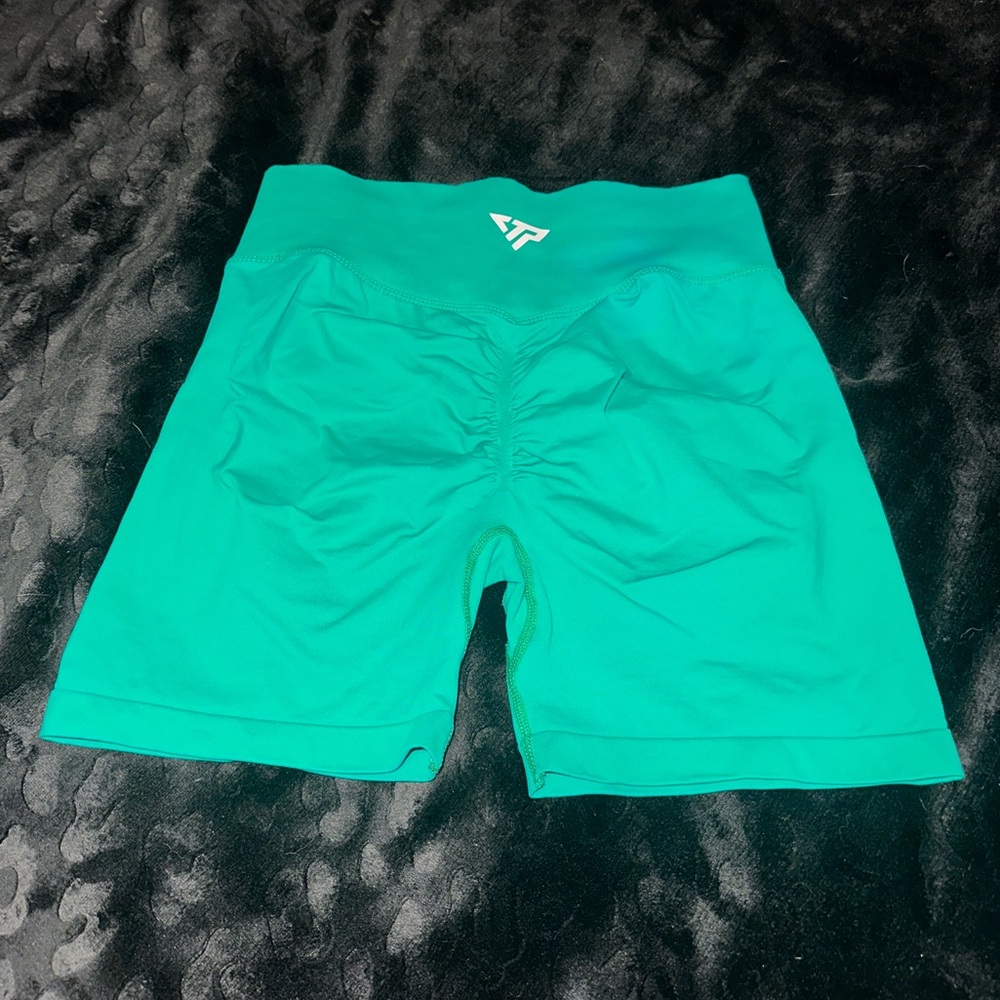 Green Keep That Pump Scrunch Shorts Size Medium
